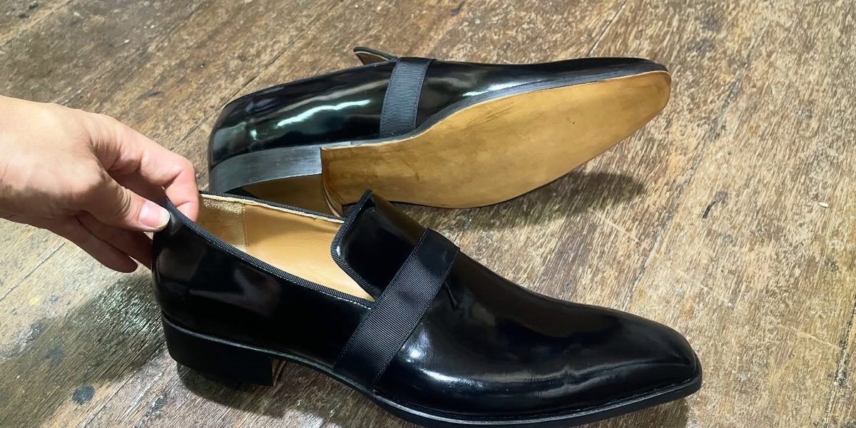 Patent-leather loafer with a grosgrain band, leather lining and sole