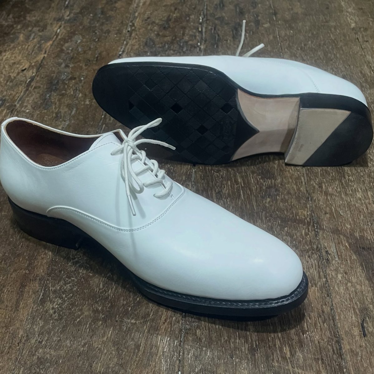 White calf oxford with a chequered rubber sole